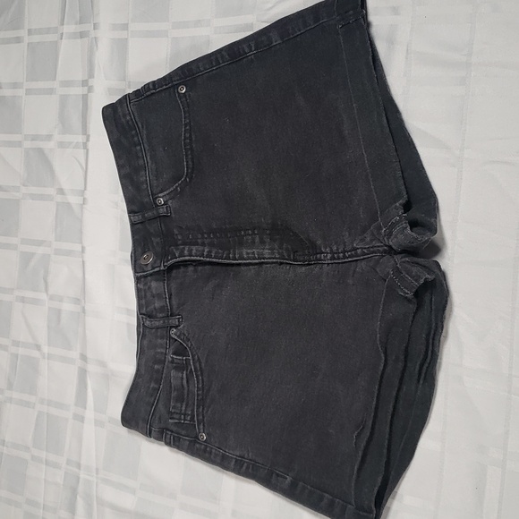 🧑🎄10/10🧑🎄🖤FOREVER 21 BLACK SHORT SIZE 9 🖤 - Picture 3 of 8